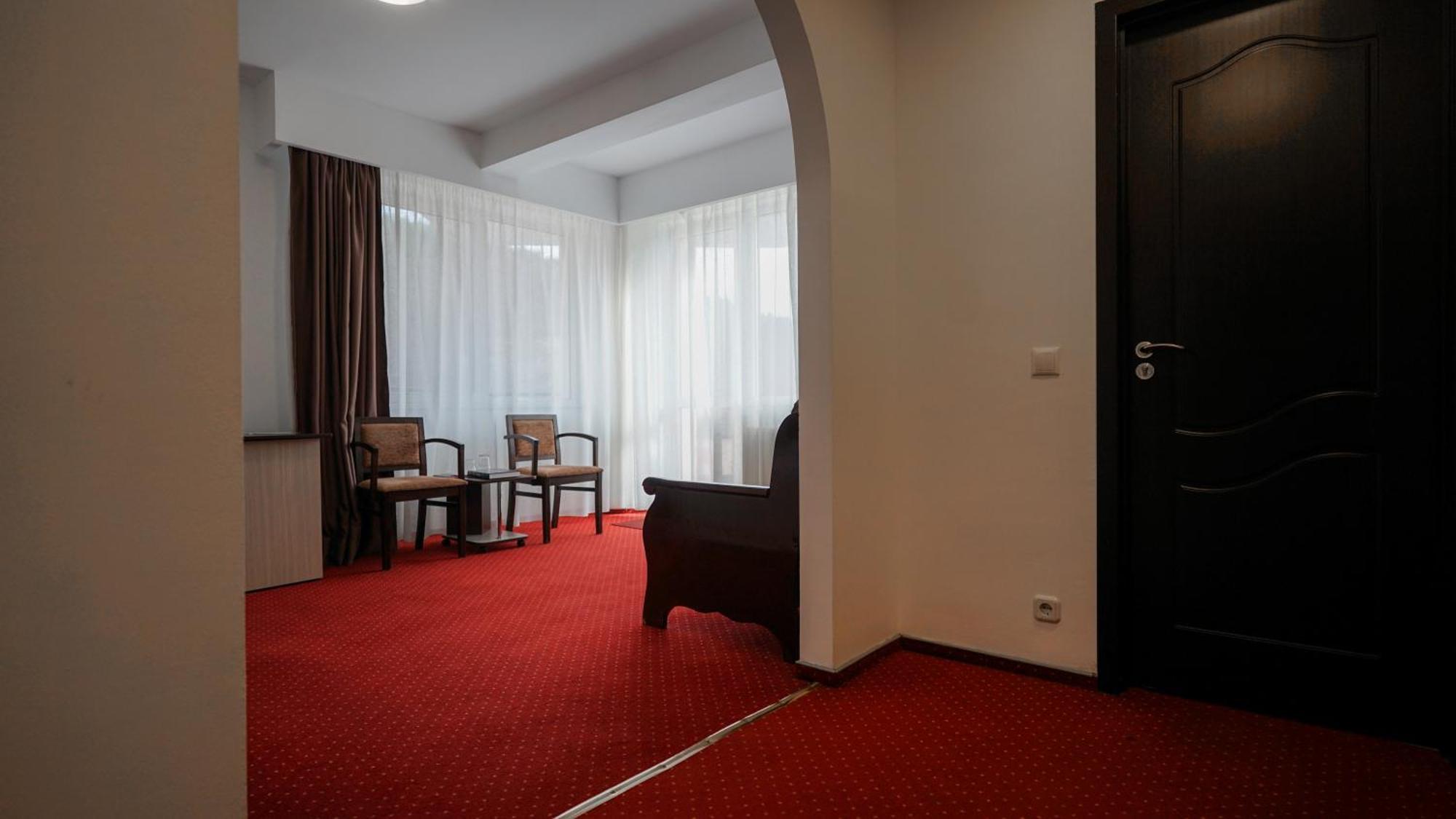 Vila Trandafirul Si Liliacul Hotell Caciulata Exteriör bild