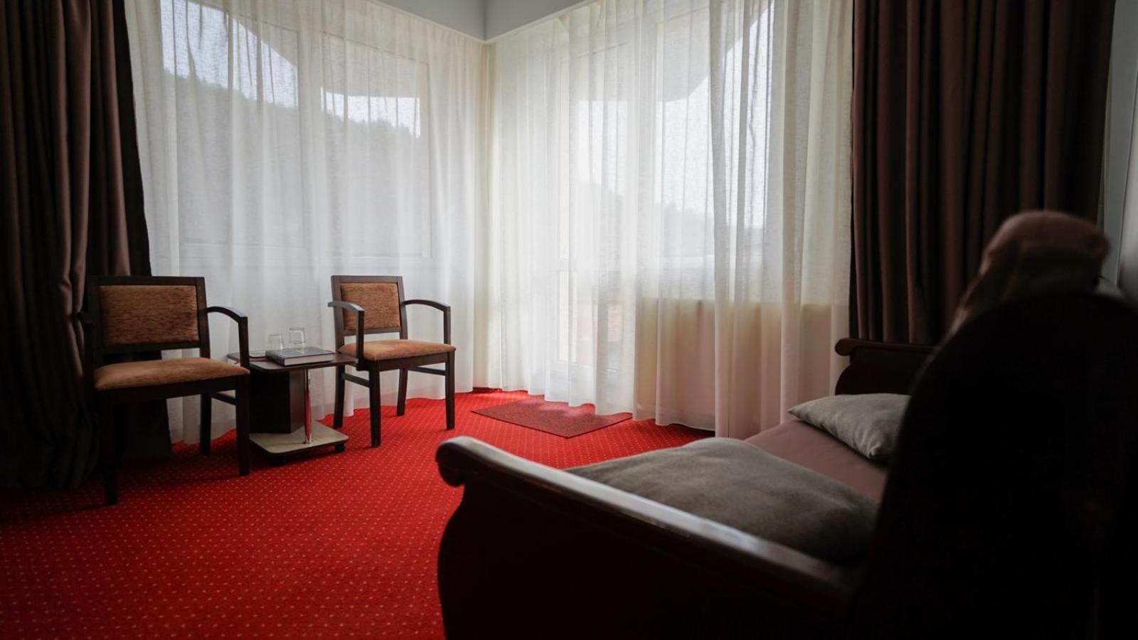 Vila Trandafirul Si Liliacul Hotell Caciulata Exteriör bild