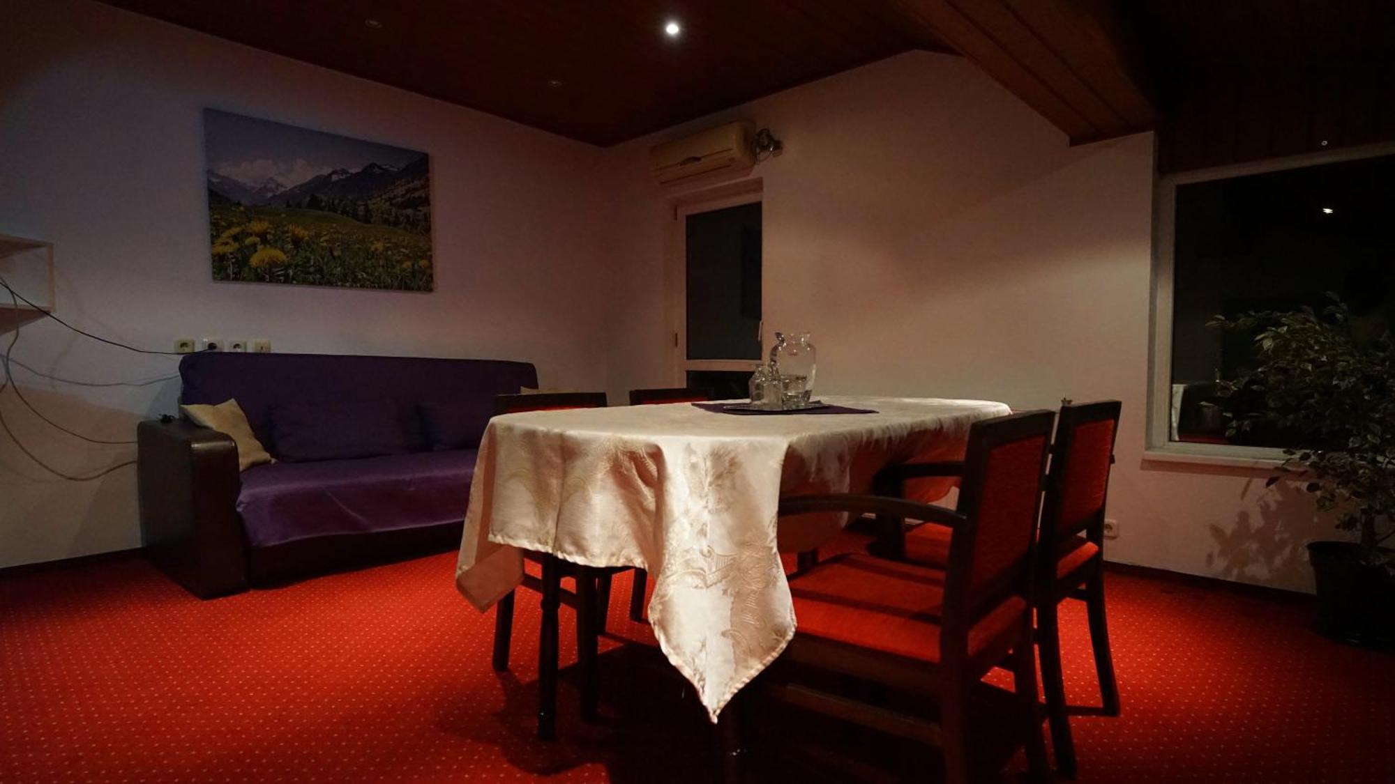 Vila Trandafirul Si Liliacul Hotell Caciulata Exteriör bild