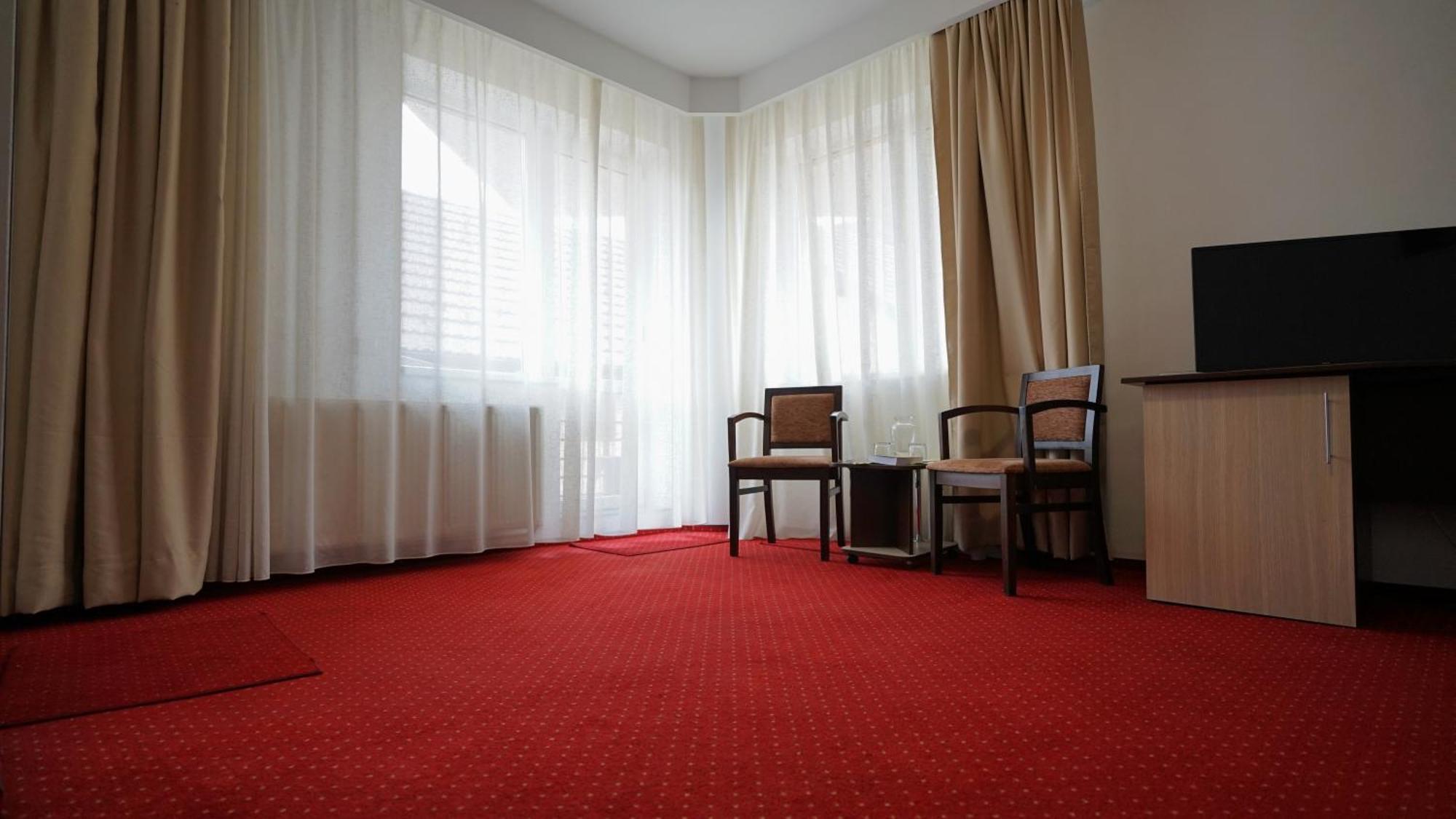 Vila Trandafirul Si Liliacul Hotell Caciulata Exteriör bild