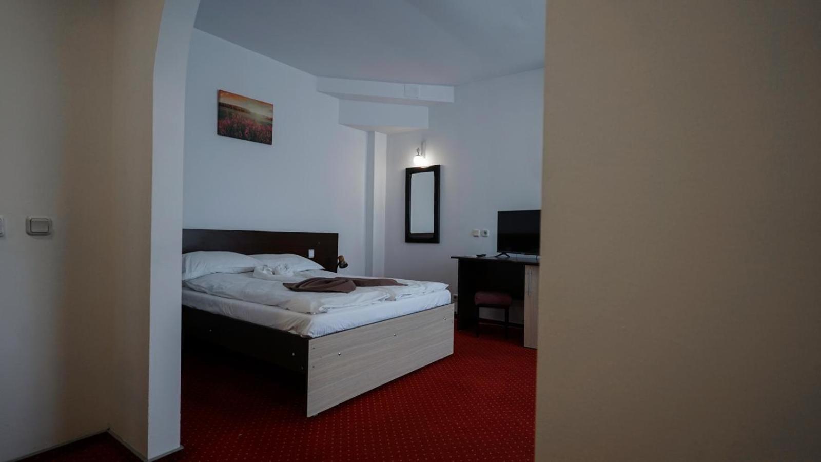 Vila Trandafirul Si Liliacul Hotell Caciulata Exteriör bild