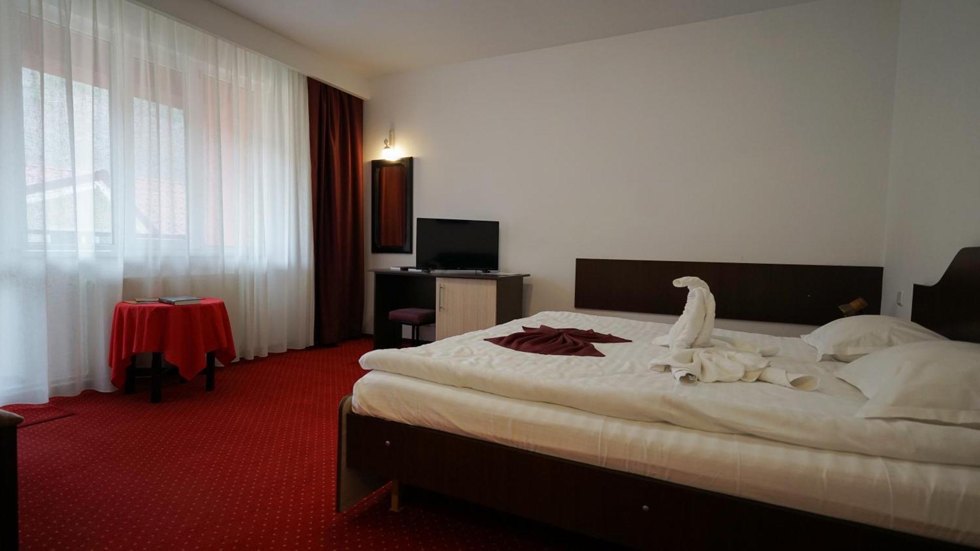 Vila Trandafirul Si Liliacul Hotell Caciulata Exteriör bild