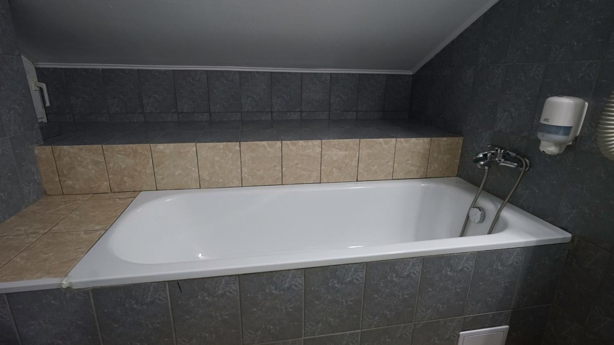 Vila Trandafirul Si Liliacul Hotell Caciulata Exteriör bild