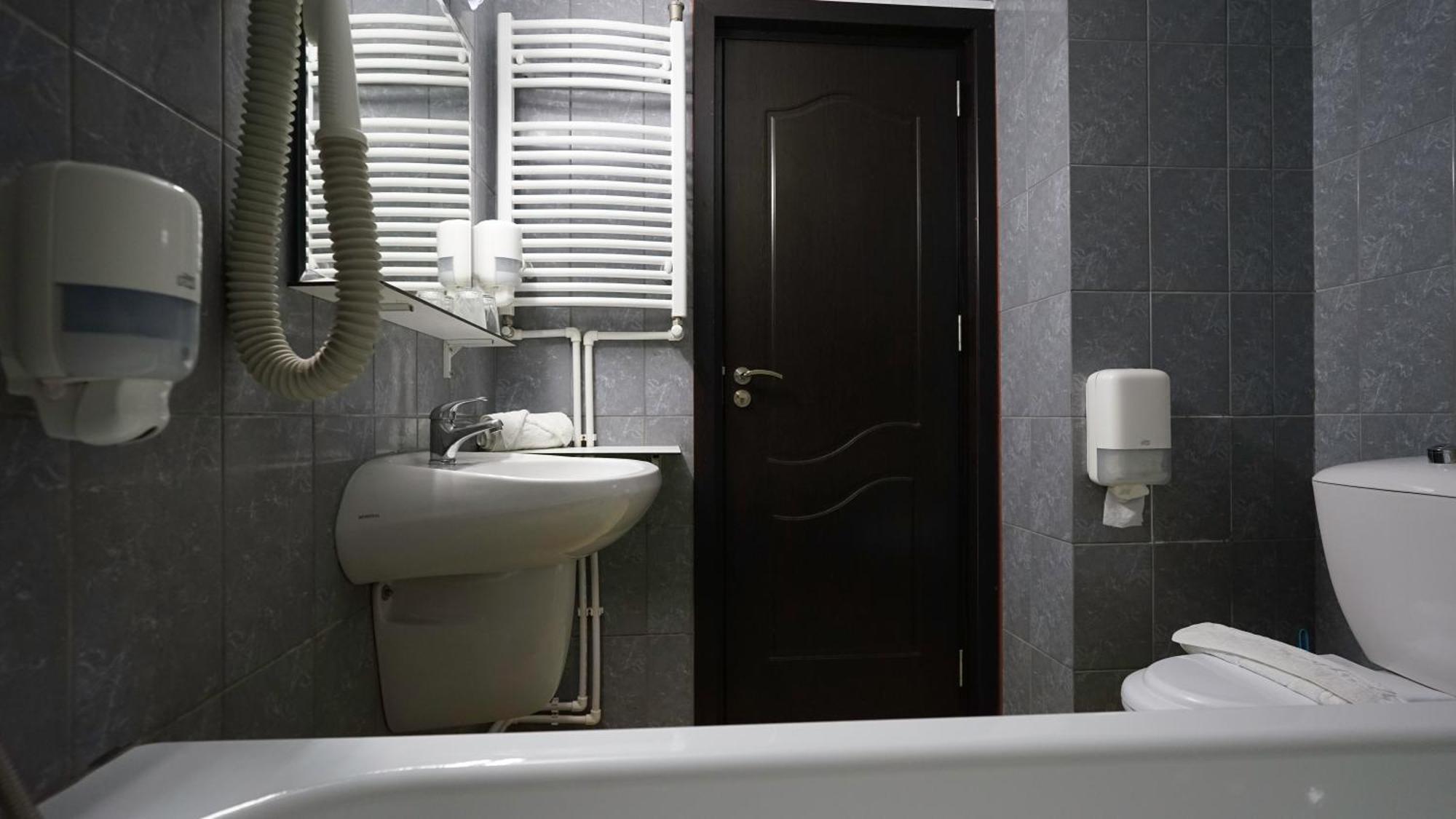Vila Trandafirul Si Liliacul Hotell Caciulata Exteriör bild