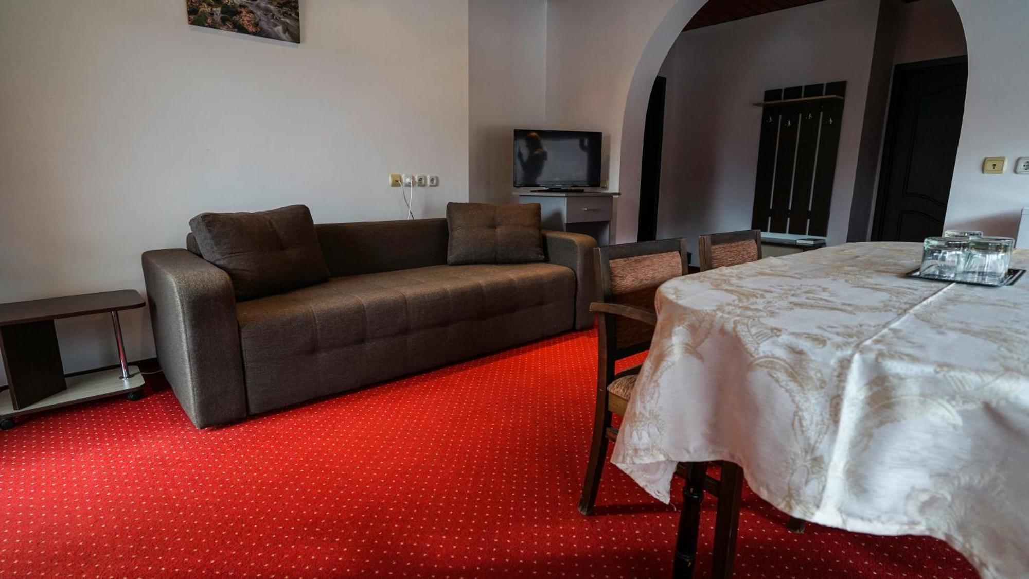 Vila Trandafirul Si Liliacul Hotell Caciulata Exteriör bild