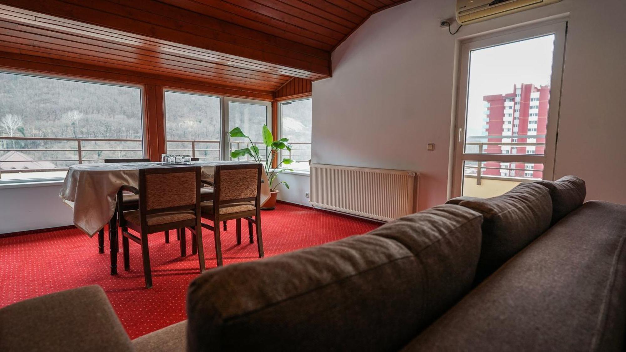 Vila Trandafirul Si Liliacul Hotell Caciulata Exteriör bild