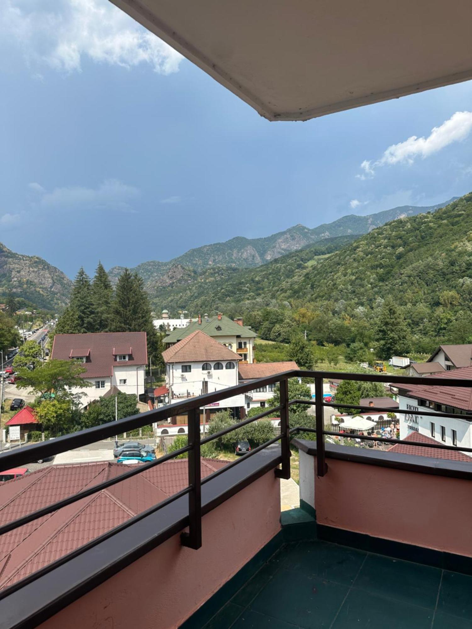 Vila Trandafirul Si Liliacul Hotell Caciulata Exteriör bild