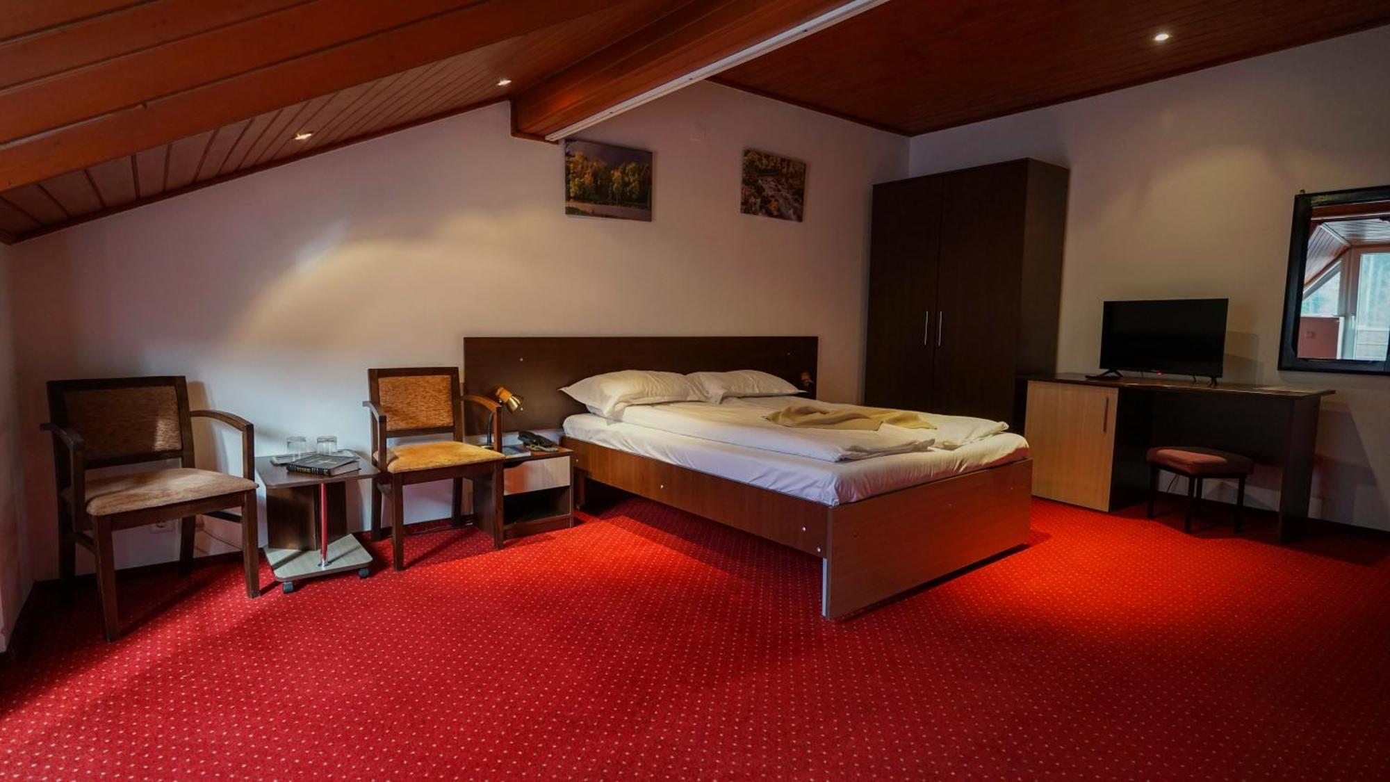 Vila Trandafirul Si Liliacul Hotell Caciulata Exteriör bild