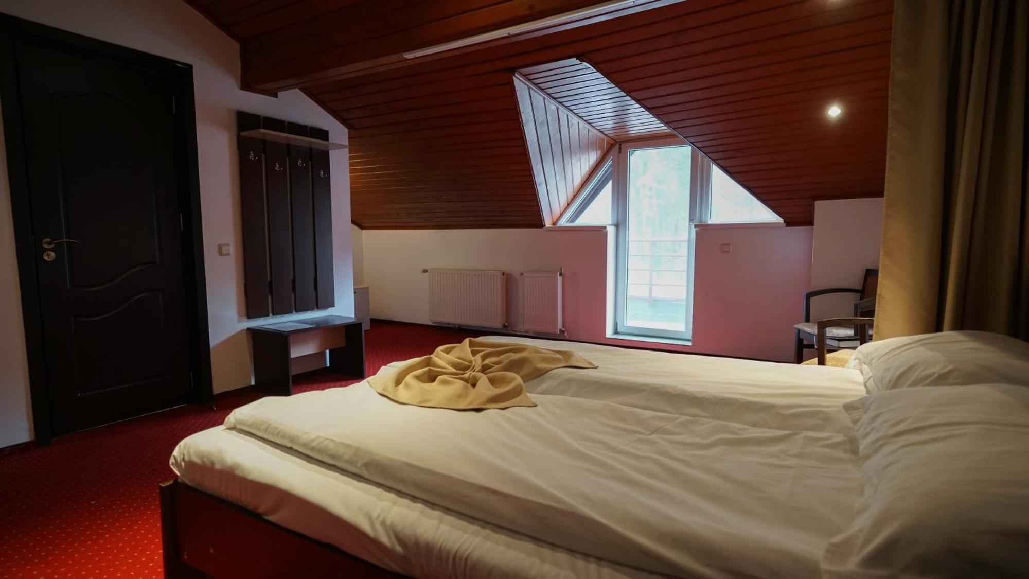 Vila Trandafirul Si Liliacul Hotell Caciulata Exteriör bild